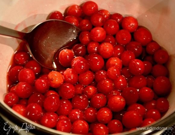 Добавить в сироп клюкву и готовить 1–2 минуты, снять с огня до того, как ягоды начнут лопаться. Немного остудить и смешать с оставленным бульонным желе.