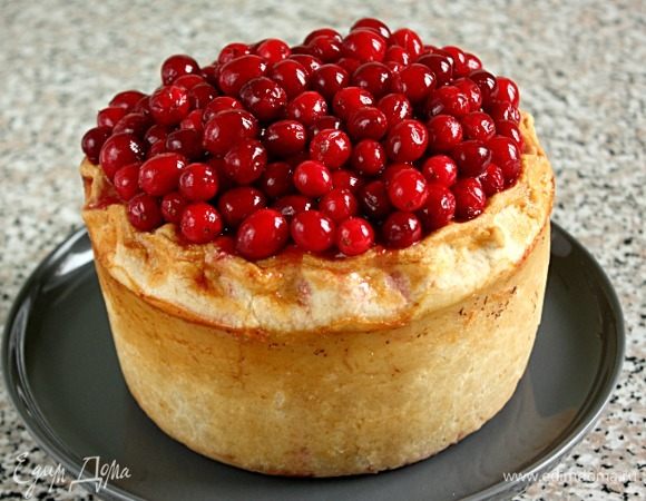 Переложить ягоды на крышку пирога, затем равномерно полить оставшимся сиропом-желе. 

