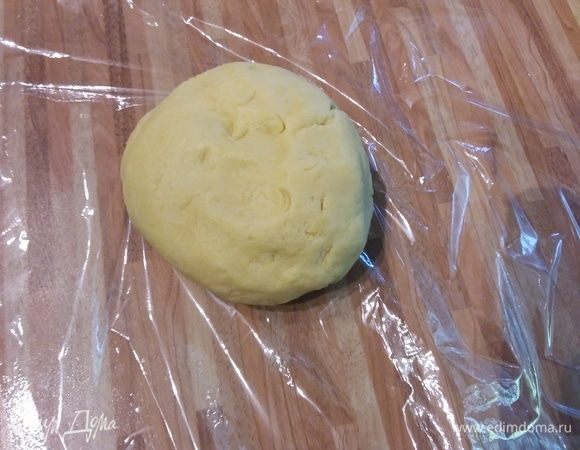 Для теста сложить в блендер муку и холодное масло, порезанное кубиком, сахар, яйцо, щепотку соли и пепемолоть в крошку. Добавить ром (можно заменить ледяной водой) и замесить тесто в комок. Мне понадобилось еще чуть меньше столовой ложки холодной воды, чтобы тесто замесилось в комок.  Переложить в пленку и поместить в холодильник минимум на 30 минут. 