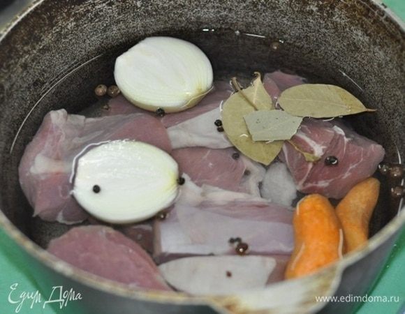 Нарезать мякоть говядины на куски, залить водой, добавить лук, морковь, лавровый лист, перец горошком. Отварить до мягкости тушенки.

