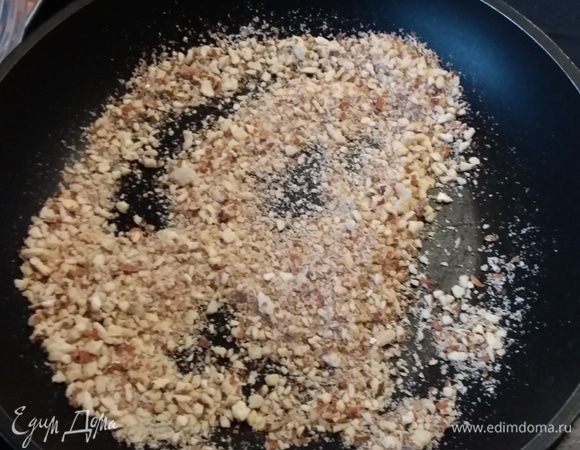 Орешки могут быть любые. Их нужно размолоть и обжарить на сухой сковороде до появления аромата. У меня миндаль. 