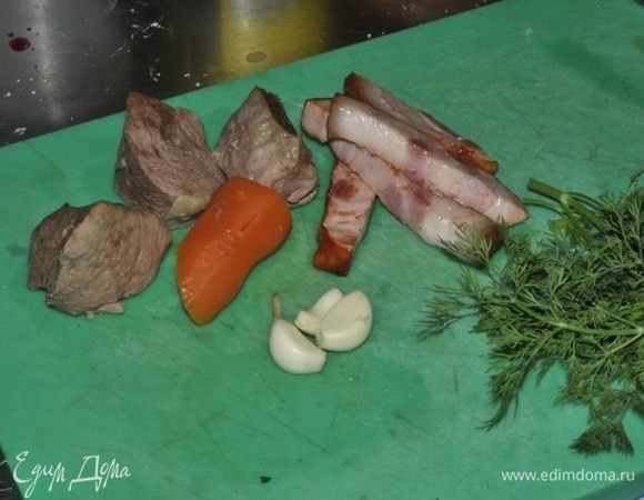 Все ингредиенты порубить мелко на фарш, бекон обжарить.
