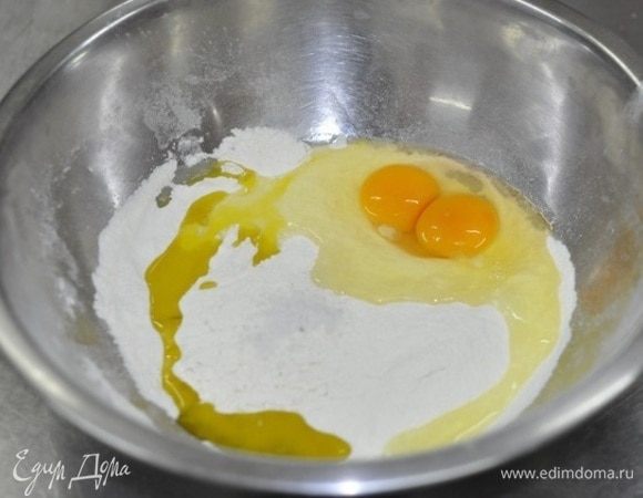 Замешать тесто из расчета 100 г муки на 1 яйцо, добавить оливковое масло, соль.
