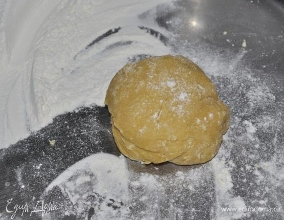 Вымешать тугое тесто, оставить под полотенцем на минут 15.
