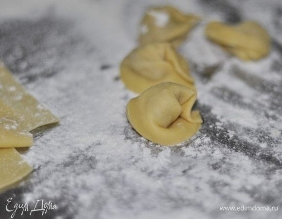 Формируем каппеллетти, что-то вроде наших пельменей.
После лепки оставить на столе на 10–15 минут, чтобы подсушились.
