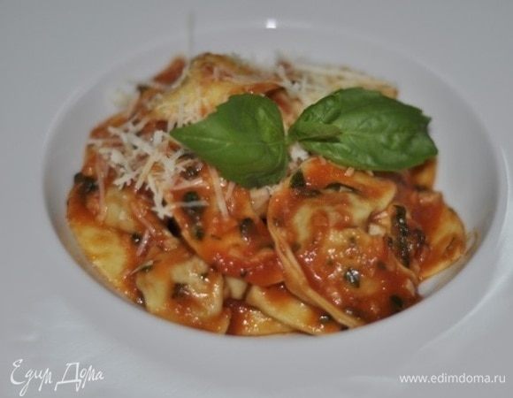 Каппеллетти варим одну минуту, так как начинка у нас уже готовая. Смешиваем с соусом. Выкладываем в тарелку, посыпаем пармезаном и украшаем базиликом.
