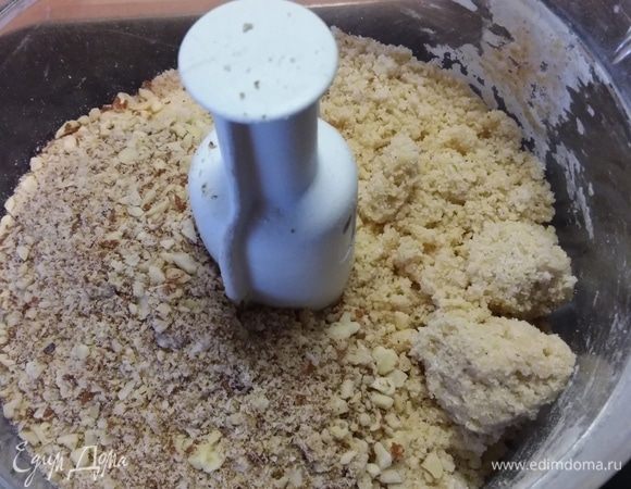 В блендере сложить все ингредиенты для крамбла и взбить в крошку. Соединить с орехами и отправить в холодильник до востребования.  