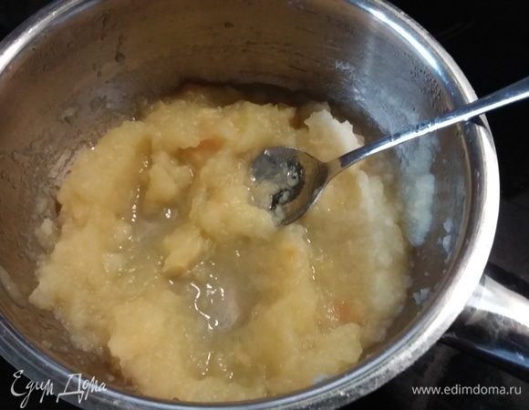 Варим яблочный мусс. Чистим и режем мелко яблоки. Складываем их в кастрюлю, наливаем чуть-чуть воды (буквально на дно) и варим яблоки на среднем огне до готовности. Следим, чтобы не подгорело. Если сорт яблок такой, что они не развариваются, то придется их пробить блендером до консистенции мусса. Если яблоки кислые можно добавить сахар. Полностью охладить. 