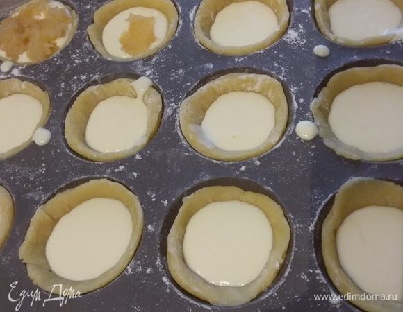 Наполнить сначала творожным кремом, примерно по 1 ст. л. 