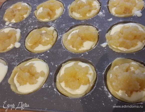 Затем яблочным муссом, так же приблизительно по 1 ст. л. У меня яблоки разварились, но остались так же и кусочки. Можно кстати использовать готовый яблочный мусс. 