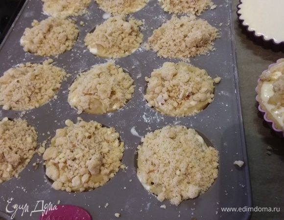 Посыпать крамблем. Мои формы для маффинов маленькие, поэтому получилось 12 маффинов и 1 тарталетка. 