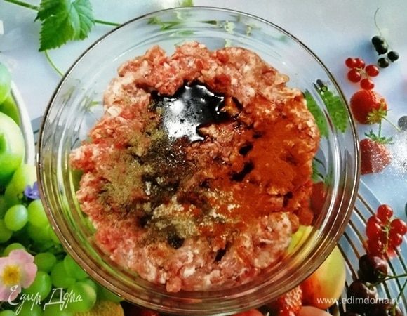 Берем фарш. У меня домашний 70% говядины и 30% свинины. Специи можете добавить на свой вкус. В фарш для бифштексов я обязательно добавляю устричный соус для сладости, соевый соус для солоноватости и бальзамический уксус для пикантности. Копченая паприка придает вкус костра. Такой вот баланс вкусов.