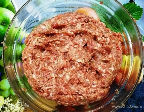 Фарш хорошо перемешиваем и отбиваем.