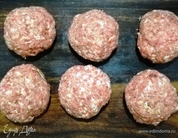 Делаем примерно одинаковые колобки.