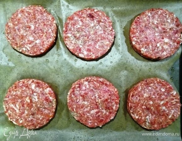 Получились аккуратные заготовки. Отправляем их в духовку, разогретую до 200⁰С на 20 минут. 