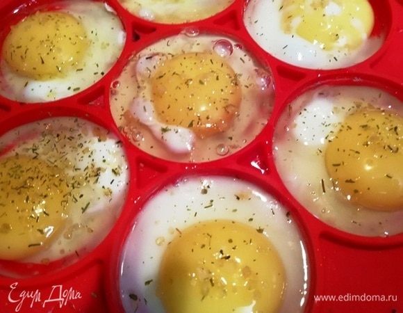Пока бифштексы готовятся, жарим яйца.