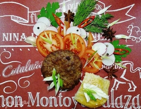 Выкладываем овощи и бифштекс.