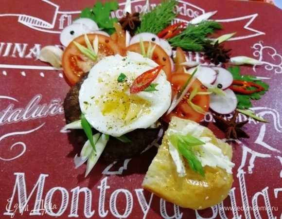 Сверху на бифштекс укладываем яйцо и подаем блюдо к столу.