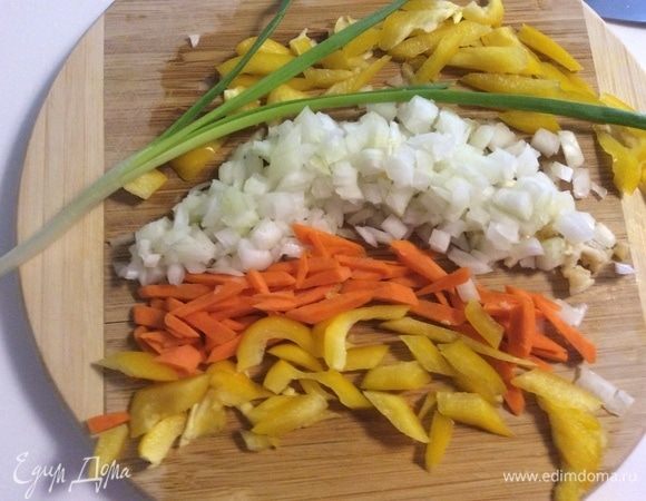 Лук мелко порубить. Чеснок раздавить тыльной стороной ножа и измельчить. Морковку и перчик нарезать наискосок по диагонали.