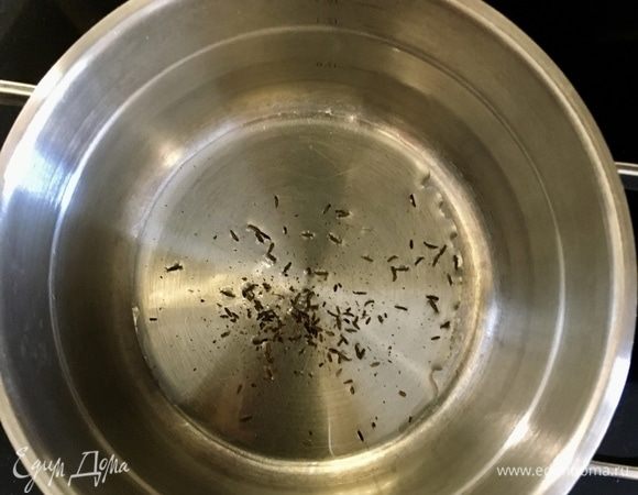 В кастрюльке, где будем варить сам суп непосредственно, разогреваем пару столовых ложек растительного масла. Как только масло станет горячим, прямо пальчиками растираем щепотку тмина целого и отправляем в горячее масло. При взаимодействии с горячим маслом специя начнет благоухать еще сильнее.