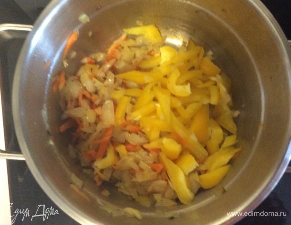 Добавляем болгарский перец. Оставляем овощи тушиться и пропитываться ароматами друг друга несколько минут.