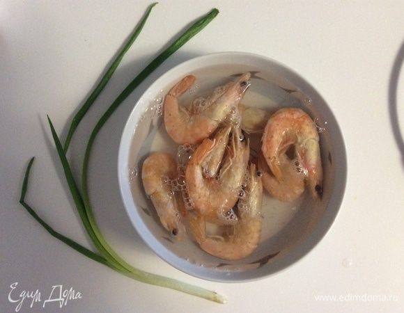 Тем временем размораживаем креветки.