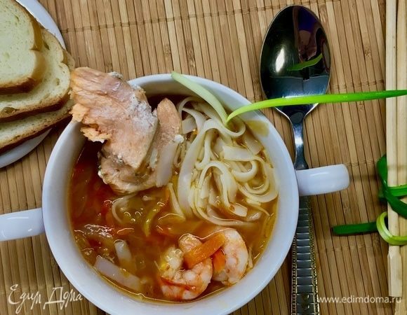 Как только суп закипел, снимаем с огня! Все готово! Обычно я еще оставляю суп настаиваться некоторое время под крышкой, мне кажется все ароматы за это время раскрываются ярче! Разливаем по тарелкам бульон, порционно в каждую выкладываем рисовую лапшу (здесь каждый регулирует густоту под свой вкус), кусочки филе семги без кости и финальный штрих — креветки! Можно украсить зеленью по желанию...