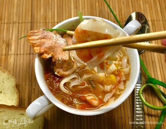 У супа прослеживаются явные азиатские нотки, хотя, если честно, изначально задумывался домашний густой рыбный суп с овощами... Это я к тому, что суп можно есть палочками, а доедать ложкой) Так у нас, собственно, и было! Но суп получился очень вкусный, честное слово!

