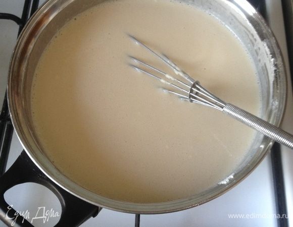 Приготовим блинчики: молоко смешайте с водой и яйцами. Помешивая, введите в смесь просеянную муку. Добавьте соль, сахар, растительное масло. Хорошо перемешайте. Перед жаркой влейте 30–50 мл кипятка тонкой струйкой, чтобы блинчики были ажурными.