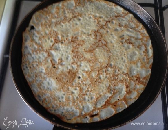 Жарьте тонкие блинчики на растительном масле по минуте с каждой стороны до золотистого цвета.