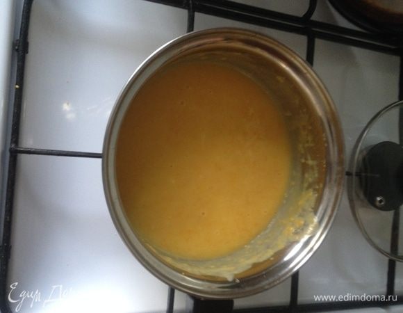 В получившуюся цитрусовую основу добавьте размягченное сливочное масло и хорошо перемешайте венчиком или миксером. Цитрусовый крем готов.