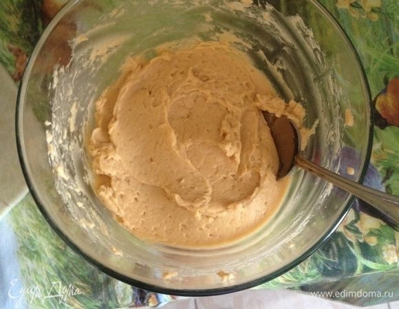 Приготовим второй крем: смешайте размягченное сливочное масло со сгущенкой, хорошо взбейте смесь миксером. Крем готов.