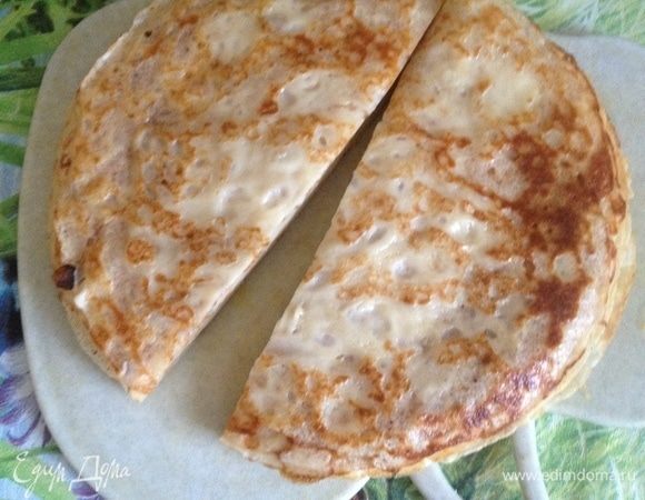 Я готовила блины на двух сковородках разного диаметра, поэтому блины разные. Первую стопку блинов разрезать пополам, сложить друг на друга смазывая кремом из сгущенки каждый блин.