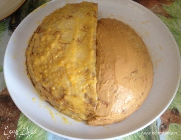 Также вторую стопку блинов разрезать пополам и промазать каждый блин кремом из цитрусовых. Оставьте на пару часов пропитаться.