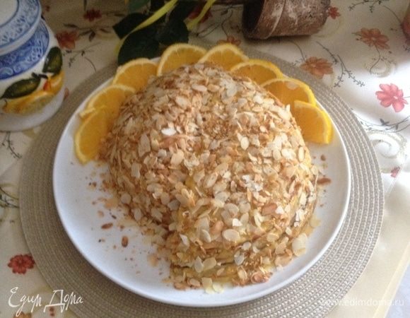 Вот такой тортик получился, одна сторона с кремом из сгущенки, а другая с кремом из цитрусовых в обсыпке миндальных лепестков.