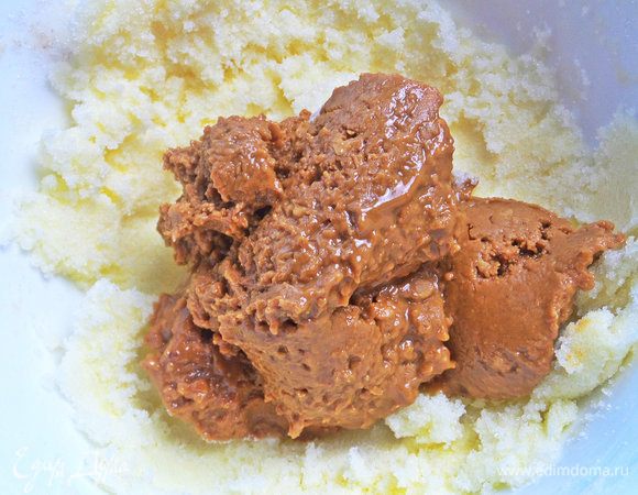 Добавить арахисовую пасту.