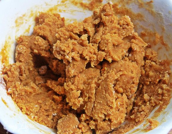 Всыпать муку с разрыхлителем, замесить тесто, похожее на пластилин.