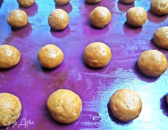 Скатать легко шарики, размером с грецкий орех.
