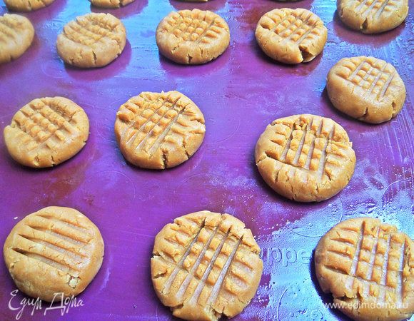 Распределить на силиконовом коврике или пергаменте, прижать вилкой.