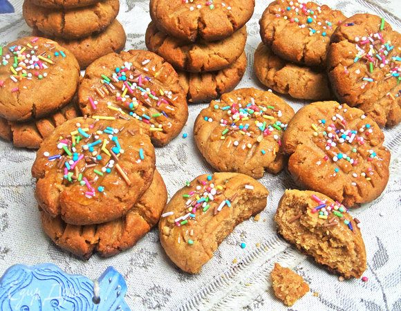 Или смазать печенюшки жидким медом и посыпать цветным украшением из сахара.