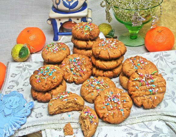 Печенье рассыпчатое, как песочное, но не разваливается в руках, держит форму.