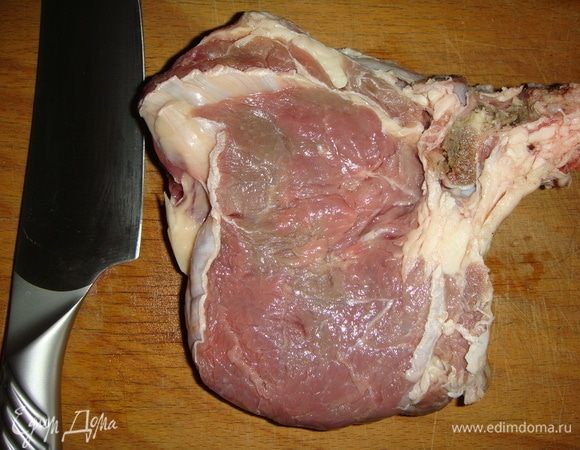 Мясо промыть и обсушить бумажными полотенцами.