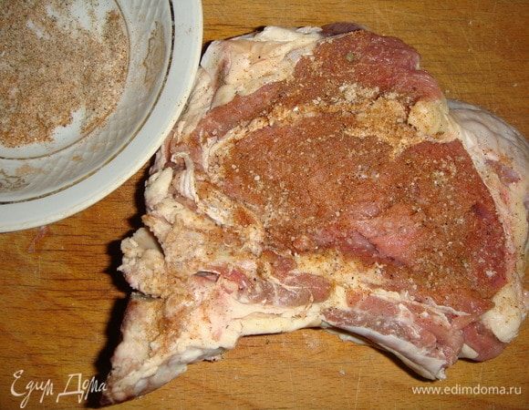 Соль, перец черный и красный смешать. Натереть мясо специями.