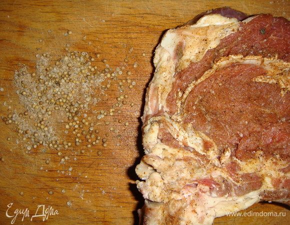 Оставшуюся смесь приправ и семена кориандра высыпать на доску. 