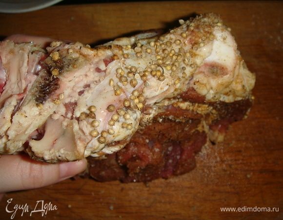 Бока стейка обвалять в смеси приправ.