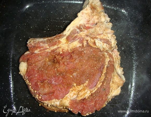 Сковороду гриль нагреть в течении 5-ти минут на огне, влить подсолнечное масло и выложить стейк. Жарить на сильном огне в течении 3-х минут с одной стороны.