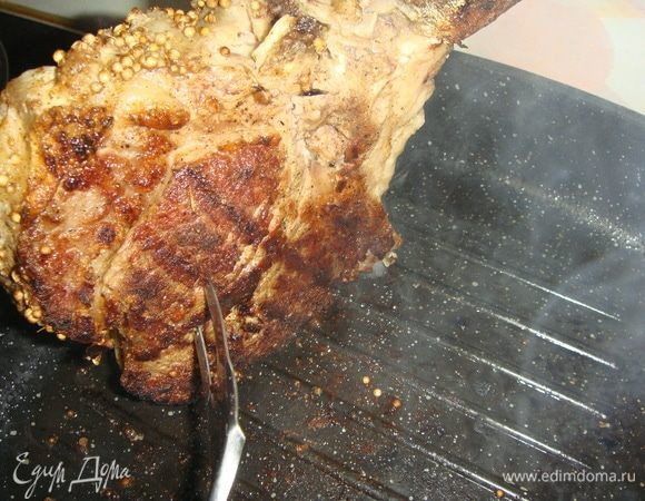 Обжариваем бока стейка.