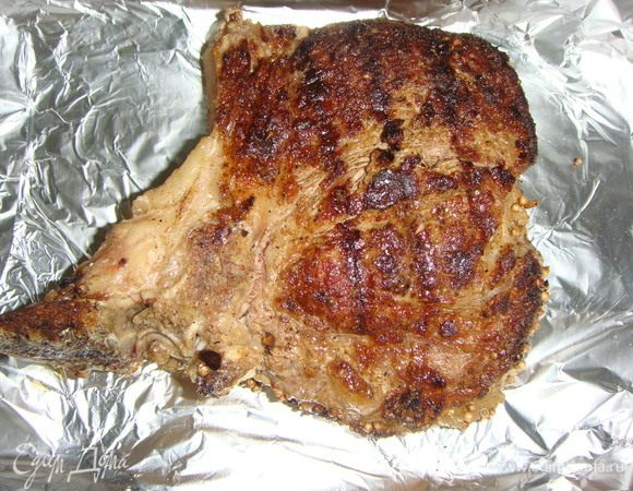 Форму для запекания застелить фольгой, чтобы свисали края.