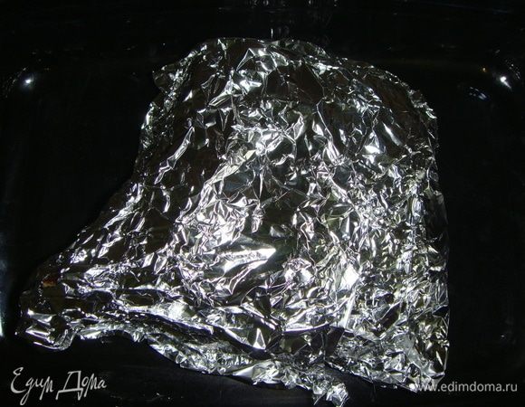 Хорошо завернуть мясо в фольгу. И запекать в разогретой до 240°С духовке 20 минут.