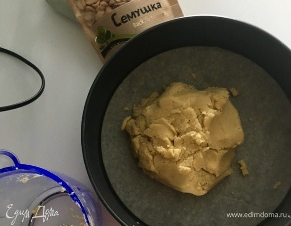 Вот у нас получился комочек из сливочного масла и печенья. Я бы так уже ела, но мы берем разъемную форму, пальчиками аккуратно и равномерно распределяем песочную массу по дну формы.